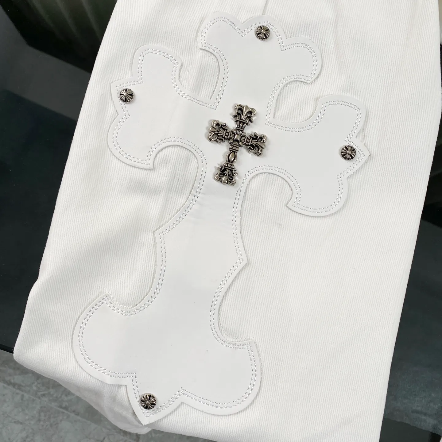 P270 chrome hearts new style white leather jeans vi Top heavy industry fashionable design] Consistent high street luxury style creation. Speaking of this style, the Zangyin family and GU family are definitely the leading representative brands. Especially the Zangyin family has really achieved a state-of-the-art effect in creating high street style. The unique washed material is used to create this style. The color system is quite eye-catching. After it is decorated with patchwork cross flowers, it cleverly highlights the charm of the brand. Secondly, this style uses classic The classic high-waist cutting design highlights the long legs and fashionable temperament of the upper body. The brand is highly recognizable and the slim fit configuration is more suitable for daily wear. It is a product that interprets personality, fashion, and specifications at a glance. This single product is enough to make any fan excited. It can be a white T-shirt for youthful preppy style, or a tight suspender for lady style. It has strong matching ability and can be easily controlled by men.  [Materials and craftsmanship] Needless to say, this point goes without saying. As an excellent craftsman brand, Zangyin’s requirements for details and craftsmanship are really perfect. The washed color of this model has gone through so many processes, not to mention the embellishment of denim appliques. It is also purely hand-made and sewn. Just like what they believe in, only hand-made things have soul and have the meaning of wear. A top-notch heavy-duty fashionable denim item, I look forward to your perfect interpretation! !  Size:28-36